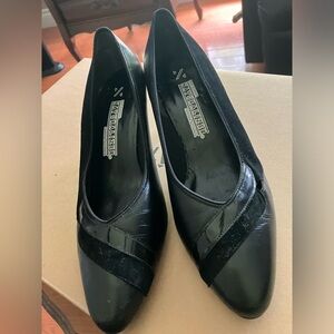 Black suede and leather Shoe good condition